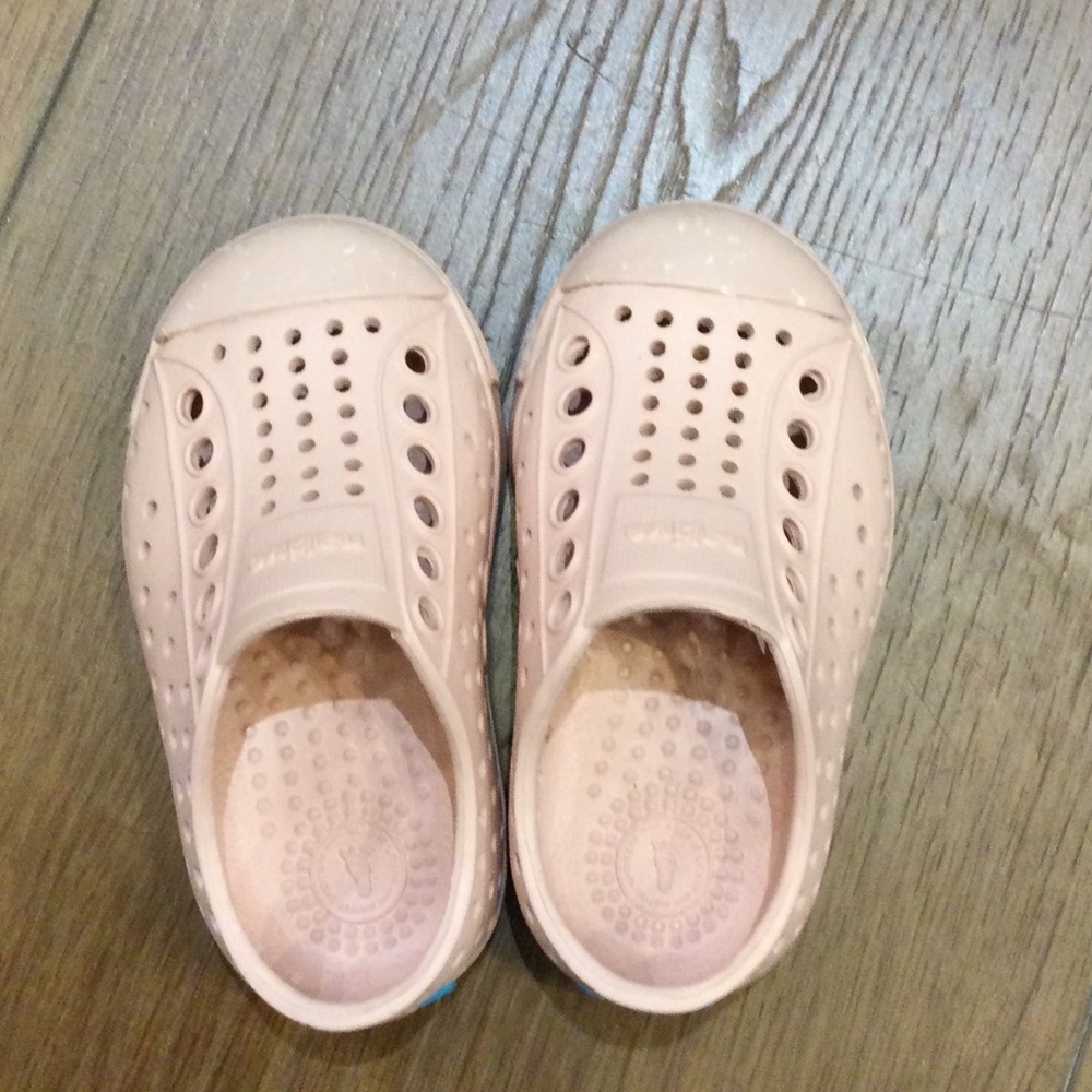 Native Jefferson Pink/ White Speckles Girls Size 4